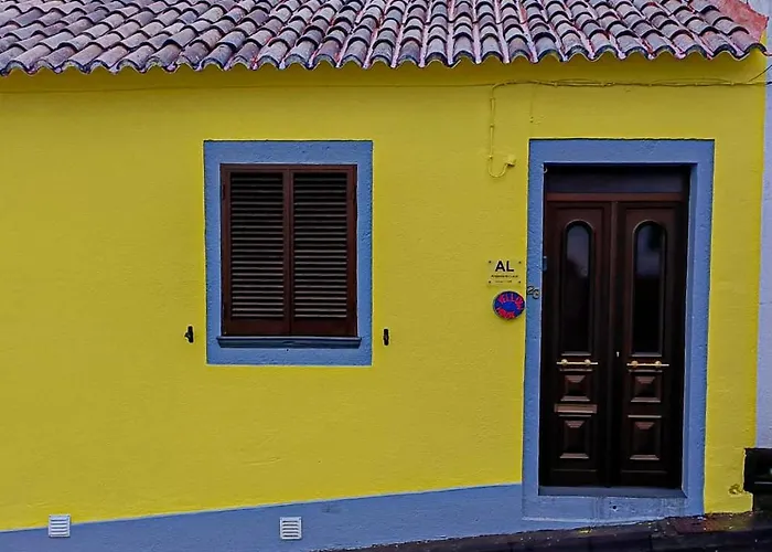 The Yellow House Pedreira  foto